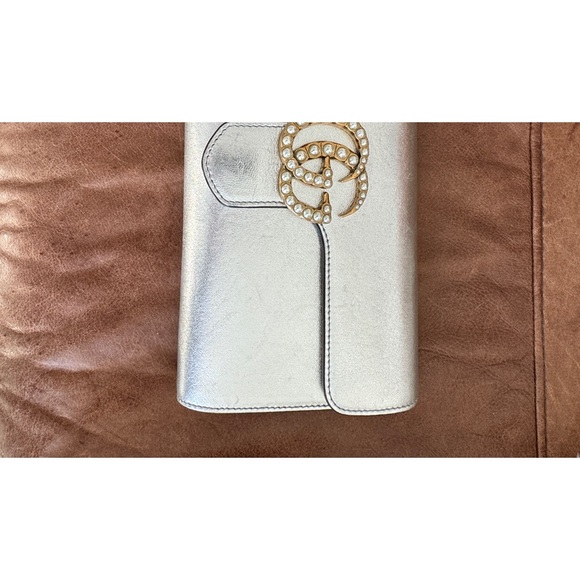 Gucci silver evening clutch. Leather with Pearl accent gold hardware - Picture 11 of 11